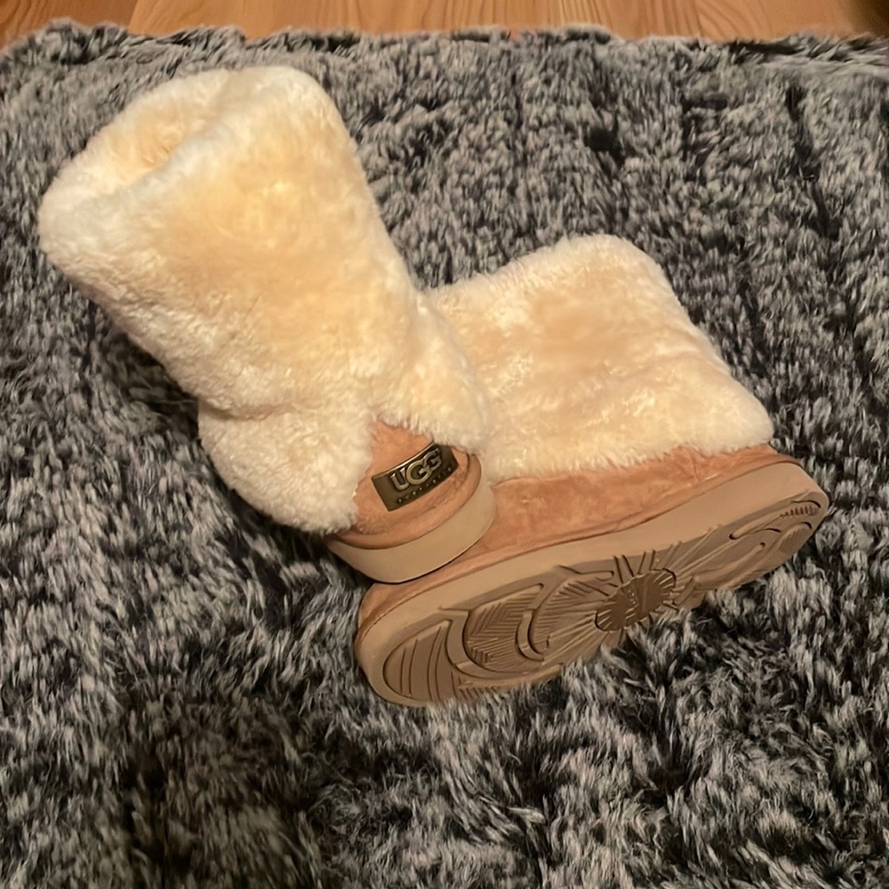 Never worn UGGS size 7